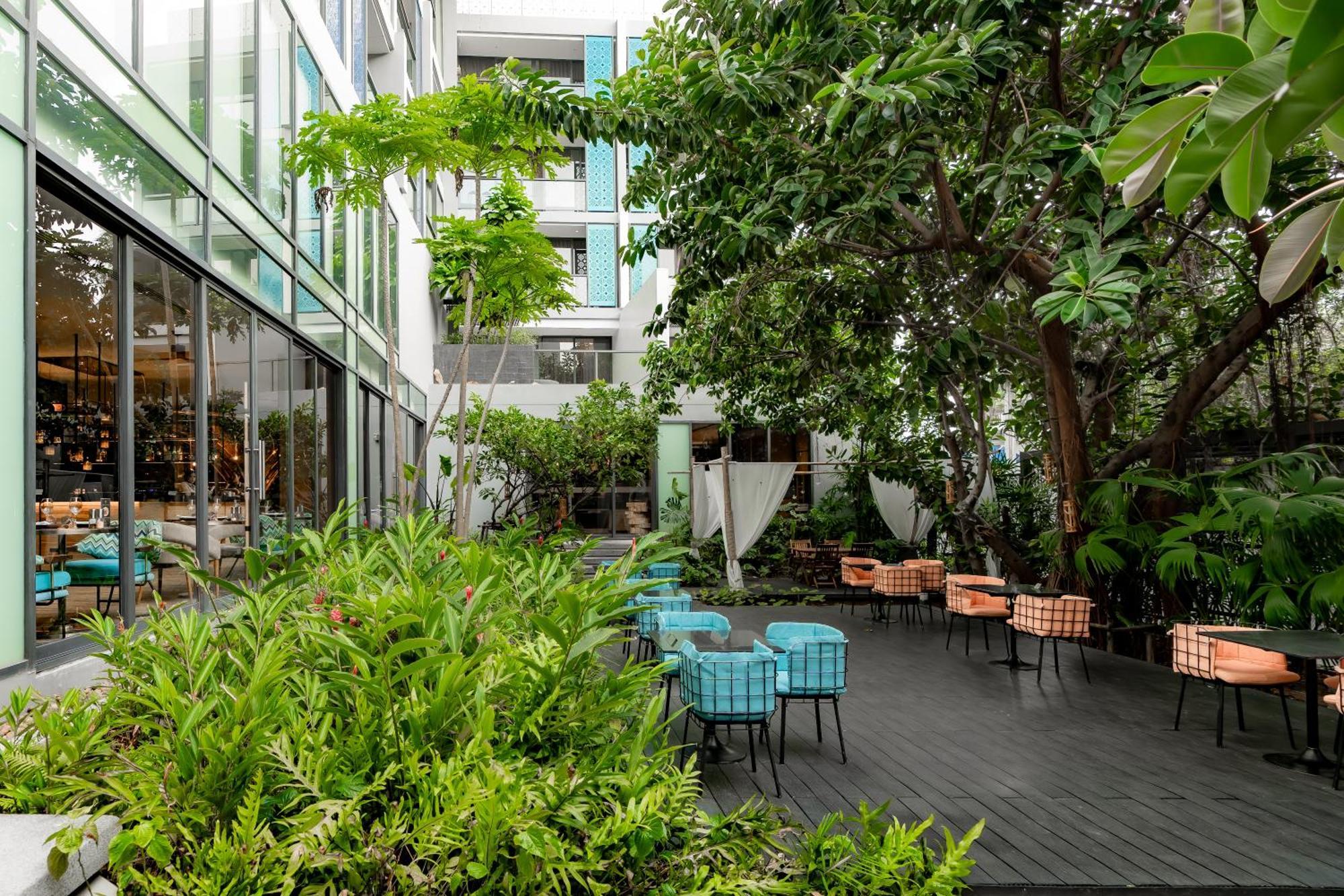 Hotel Indigo Phuket Patong By Ihg Ngoại thất bức ảnh The hotel's courtyard