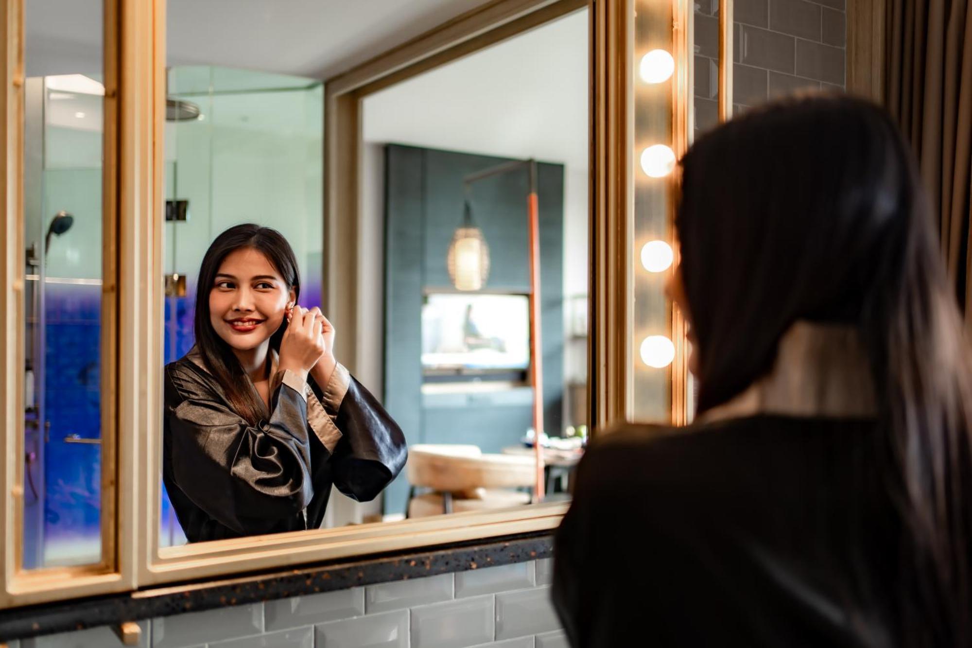 Hotel Indigo Phuket Patong By Ihg Ngoại thất bức ảnh A woman in a dressing room